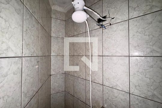 Banheiro de casa para alugar com 1 quarto, 45m² em Jardim Rina, Santo André
