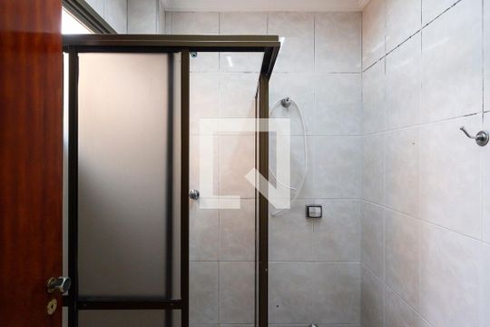 Banheiro da suíte de apartamento para alugar com 2 quartos, 74m² em Nova Gerti, São Caetano do Sul
