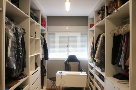 Closet Suíte 1 de apartamento para alugar com 3 quartos, 180m² em Água Branca, São Paulo