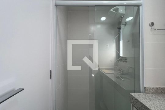 Banheiro de kitnet/studio para alugar com 1 quarto, 24m² em Pinheiros, São Paulo