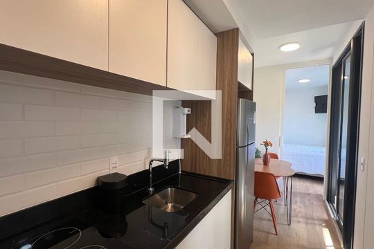 Cozinha de kitnet/studio para alugar com 1 quarto, 24m² em Pinheiros, São Paulo