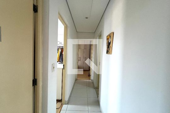Corredor de apartamento à venda com 3 quartos, 70m² em Vila Mira, São Paulo