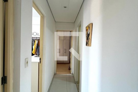 Corredor de apartamento à venda com 3 quartos, 70m² em Vila Mira, São Paulo