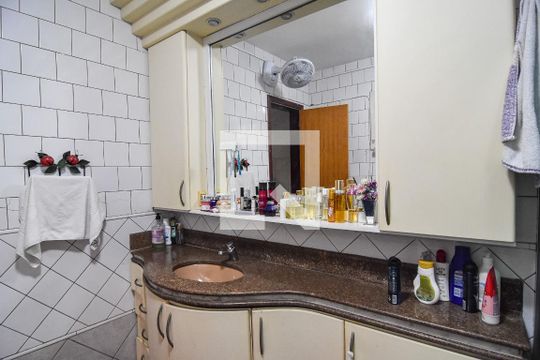 Banheiro da Suíte de casa para alugar com 4 quartos, 765m² em Piratininga, Niterói