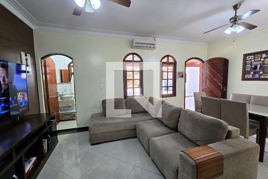 Casa à venda com 3 quartos, 270m² em Jardim City, Guarulhos