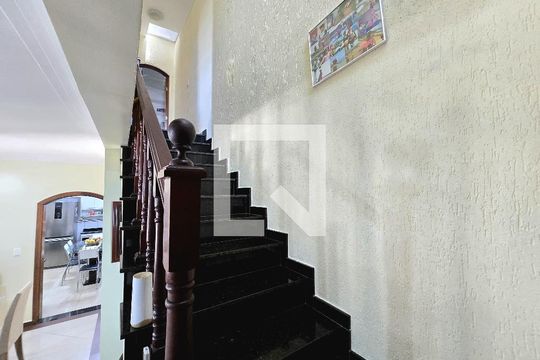 Escada de casa à venda com 3 quartos, 270m² em Jardim City, Guarulhos