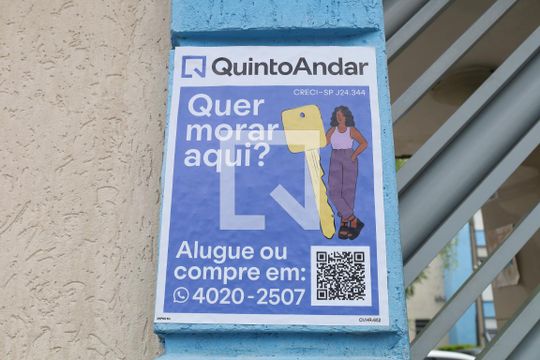 Placa instalada na fachada do condomínio de apartamento para alugar com 2 quartos, 50m² em Conjunto Residencial José Bonifácio, São Paulo