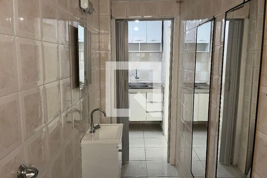 Banheiro de kitnet/studio à venda com 1 quarto, 18m² em Água Branca, São Paulo