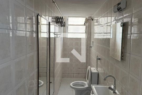 Banheiro de kitnet/studio à venda com 1 quarto, 18m² em Água Branca, São Paulo