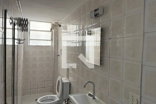 Banheiro de kitnet/studio à venda com 1 quarto, 18m² em Água Branca, São Paulo