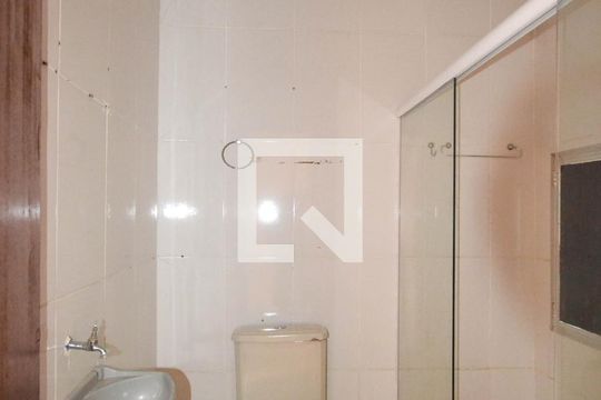 Banheiro de casa para alugar com 1 quarto, 60m² em Areia Branca, Belford Roxo