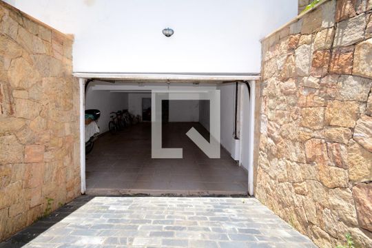 Garagem de casa para alugar com 5 quartos, 411m² em Socorro, São Paulo