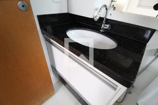 Banheiro do Quarto 3 de apartamento para alugar com 3 quartos, 70m² em Tubalina, Uberlândia