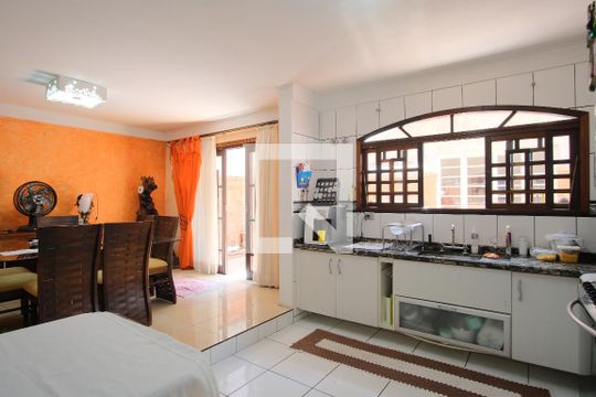 Cozinha de casa à venda com 3 quartos, 330m² em Vila Carrão, São Paulo