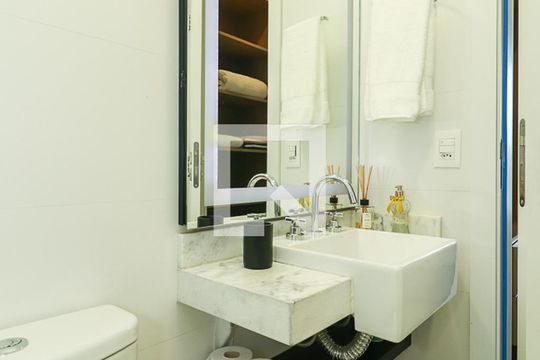 Banheiro de apartamento para alugar com 1 quarto, 36m² em Boa Vista, Porto Alegre