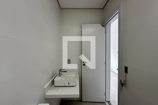 Banheiro Suíte 4 de casa de condomínio à venda com 4 quartos, 496m² em Jardim Cordeiro, São Paulo