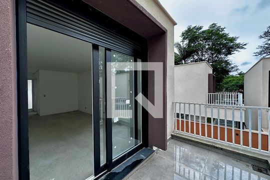 Sacada Suíte 3 de casa de condomínio à venda com 4 quartos, 486m² em Jardim Cordeiro, São Paulo