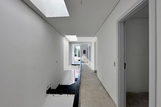 Corredor Suítes de casa de condomínio à venda com 4 quartos, 486m² em Jardim Cordeiro, São Paulo