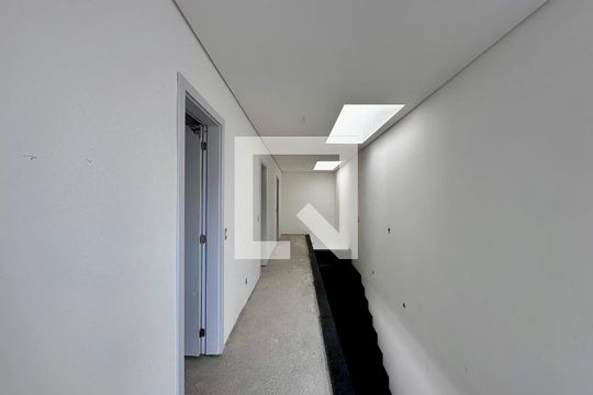 Corredor Suítes de casa de condomínio à venda com 4 quartos, 486m² em Jardim Cordeiro, São Paulo