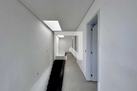 Corredor  de casa de condomínio à venda com 4 quartos, 531m² em Jardim Cordeiro, São Paulo
