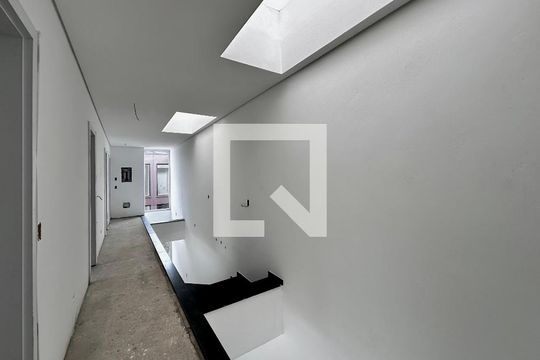 Corredor  de casa de condomínio à venda com 4 quartos, 531m² em Jardim Cordeiro, São Paulo