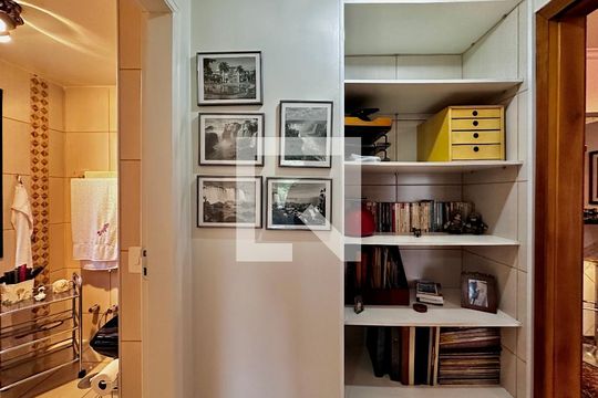 Corredor Quarto de apartamento à venda com 1 quarto, 60m² em Vila Olímpia, São Paulo
