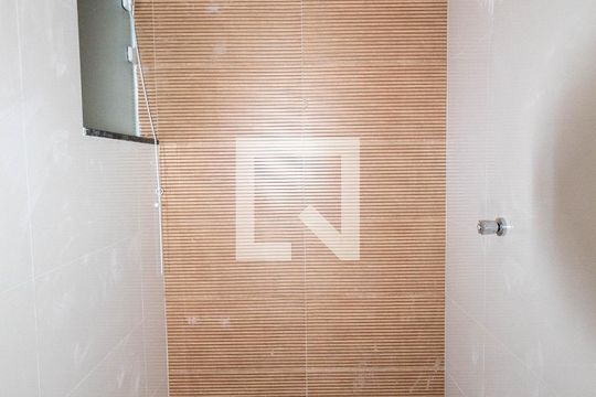 Banheiro de apartamento para alugar com 2 quartos, 55m² em Parque Boturussu, São Paulo