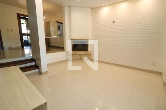 Sala de casa à venda com 4 quartos, 180m² em Ipanema, Porto Alegre