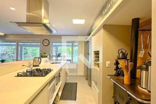 Detalhe da cozinha de apartamento para alugar com 2 quartos, 130m² em Canasvieiras, Florianópolis