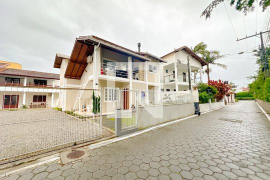 Fachada de apartamento para alugar com 2 quartos, 130m² em Canasvieiras, Florianópolis