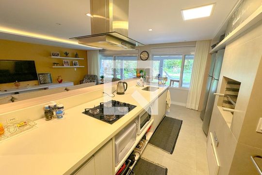 Cozinha de apartamento para alugar com 2 quartos, 130m² em Canasvieiras, Florianópolis