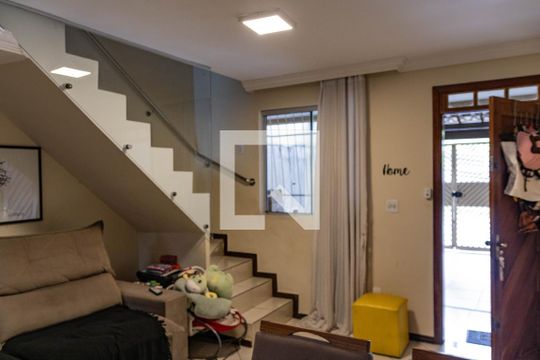 Sala de casa à venda com 2 quartos, 100m² em Camargos, Belo Horizonte