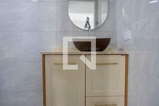 Banheiro de apartamento à venda com 2 quartos, 57m² em Centro, Diadema