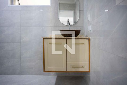 Banheiro de apartamento à venda com 2 quartos, 57m² em Centro, Diadema