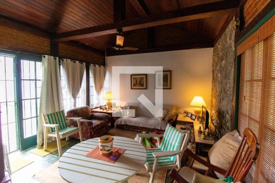 Sala de casa à venda com 4 quartos, 219m² em Piratininga, Niterói