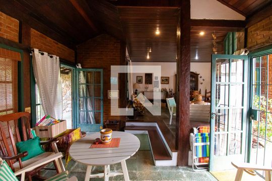 Sala de casa à venda com 4 quartos, 219m² em Piratininga, Niterói