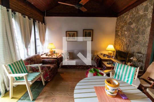 Sala de casa à venda com 4 quartos, 219m² em Piratininga, Niterói