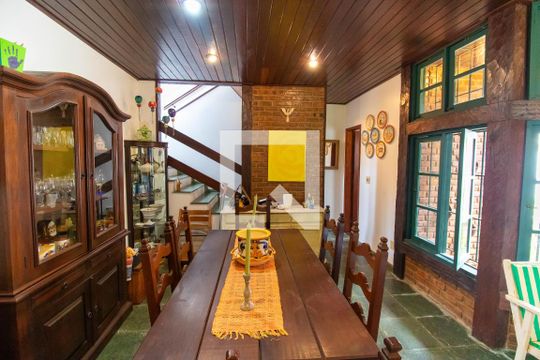 Sala de casa à venda com 4 quartos, 219m² em Piratininga, Niterói