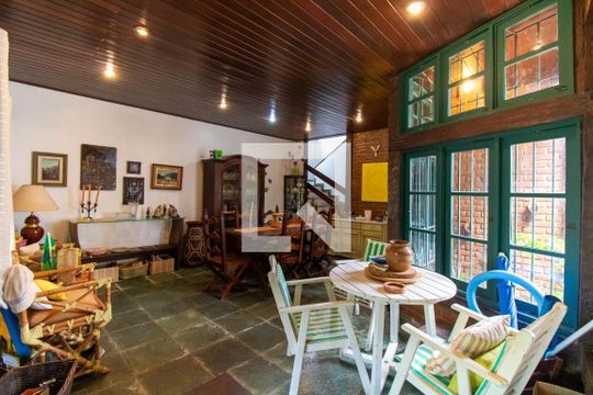 Sala de casa à venda com 4 quartos, 219m² em Piratininga, Niterói