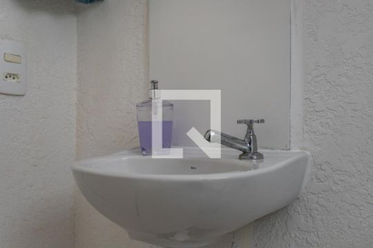 Banheiro de apartamento à venda com 2 quartos, 42m² em Santa Rosa de Lima, Porto Alegre