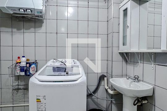 Banheiro de kitnet/studio para alugar com 1 quarto, 26m² em Sé, São Paulo