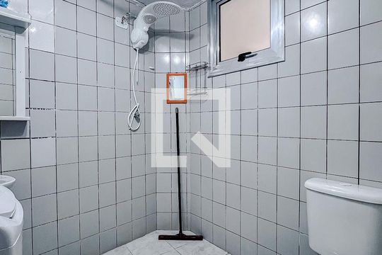 Banheiro de kitnet/studio para alugar com 1 quarto, 26m² em Sé, São Paulo
