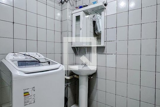 Banheiro de kitnet/studio para alugar com 1 quarto, 26m² em Sé, São Paulo