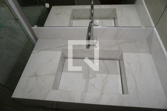 Banheiro de kitnet/studio para alugar com 1 quarto, 26m² em Cerqueira César, São Paulo