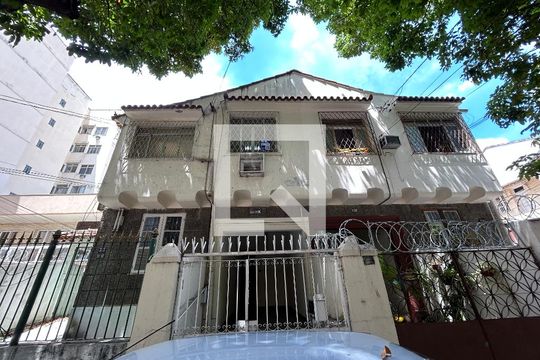 Fachada + plaquinha de casa à venda com 3 quartos, 100m² em Méier, Rio de Janeiro