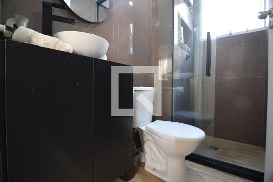 Banheiro de apartamento à venda com 2 quartos, 42m² em Mato Grande, Canoas