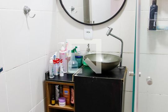 Banheiro de apartamento à venda com 2 quartos, 52m² em São Pedro, Osasco