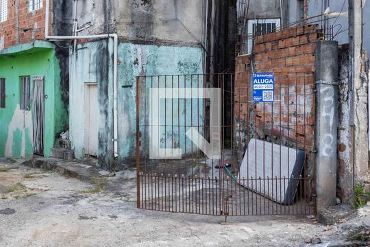 Fachada e placa de casa para alugar com 2 quartos, 72m² em Vila Nogueira, Diadema