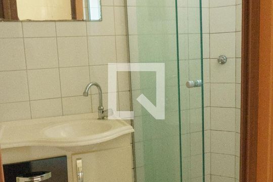 Banheiro de apartamento à venda com 2 quartos, 51m² em Rubem Berta, Porto Alegre