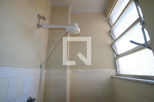Banheiro de apartamento para alugar com 2 quartos, 54m² em Ramos, Rio de Janeiro